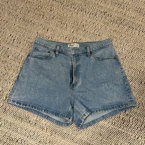 Abercrombie 4" mom short curve love
